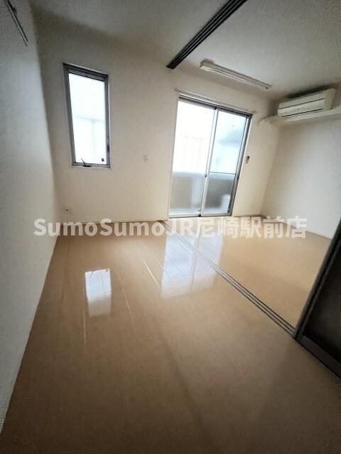 物件内観写真29　(広くて明るい寝室)