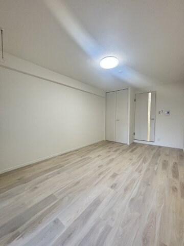 物件内観写真7　(落ち着いた色調の寝室です)