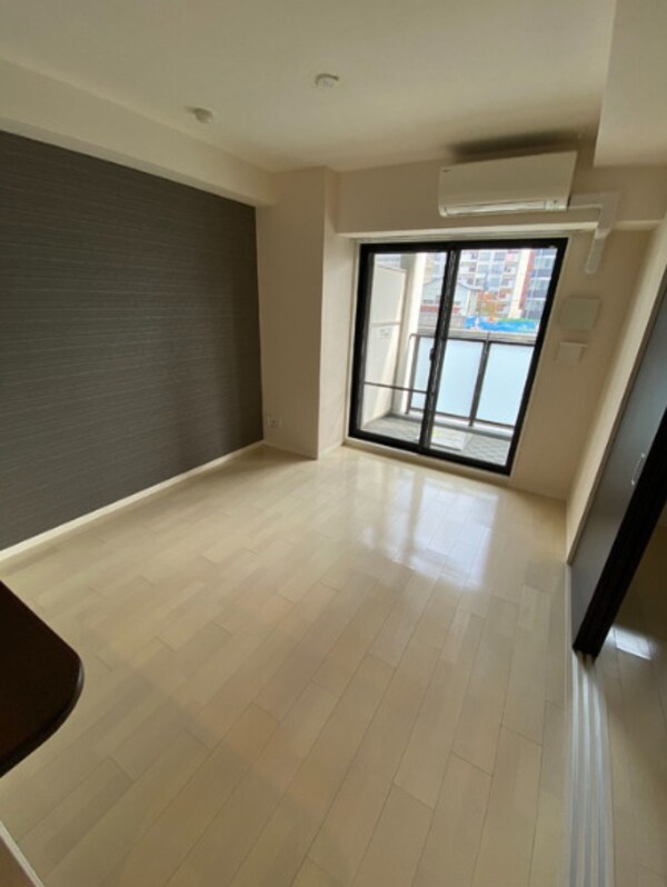 居室(こちらの居間で趣味の時間をお楽しみください)