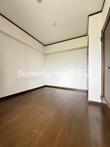 物件内観写真17　(開放的な寝室です)