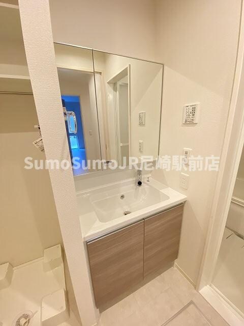 物件内観写真10　(独立洗面台あり、毎朝おしゃれに忙しい女性の方におすすめです)