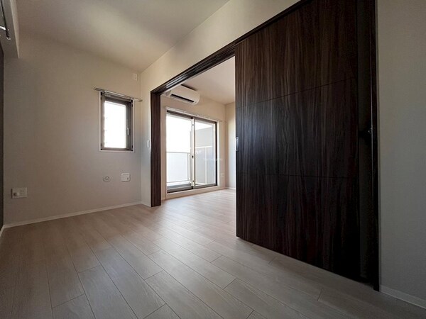 寝室(落ち着いて過ごせるお部屋なので、寝室にいかがでしょうか)