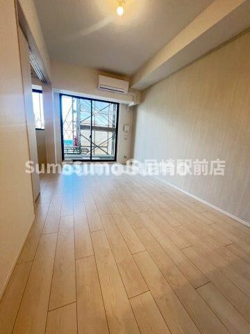 物件内観写真17　(こちらの居間で趣味の時間をお楽しみください)