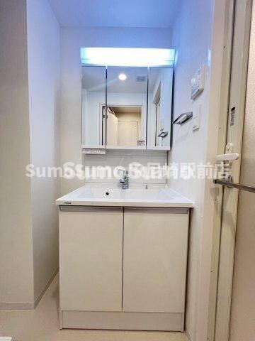 物件内観写真25　(朝の身支度には欠かせない独立洗面化粧台)