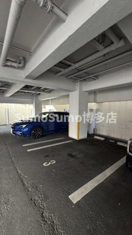 物件外観写真2　(駐車スペースもあります)