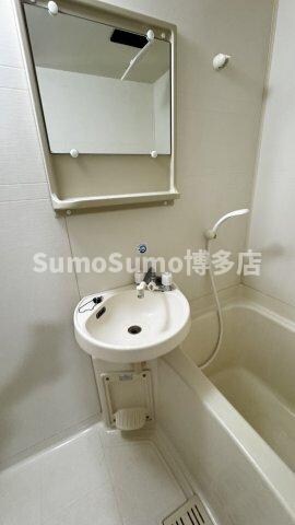 物件内観写真9　(明るい洗面所です)