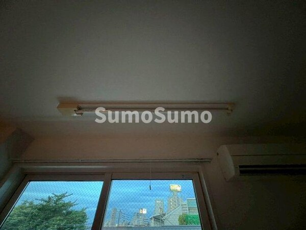 内装他(明るい色調の室内です)