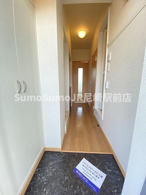 物件内観写真3　(収納もある玄関です)