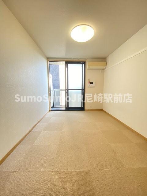 物件内観写真4　(ゆったりとした居間です)