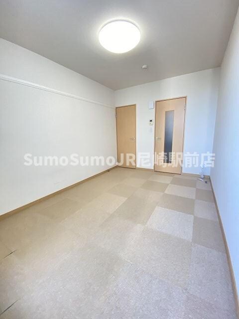 物件内観写真6　(広くて明るい寝室)