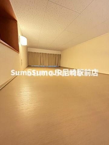 物件内観写真8　(開放的な寝室です)