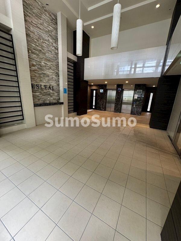 物件外観写真3　(ゆとりのあるロビーです)