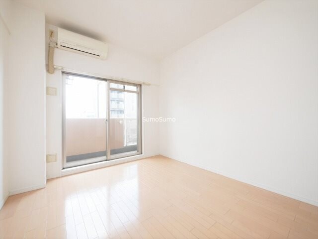 物件内観写真5　(こちらの居間で趣味の時間をお楽しみください)