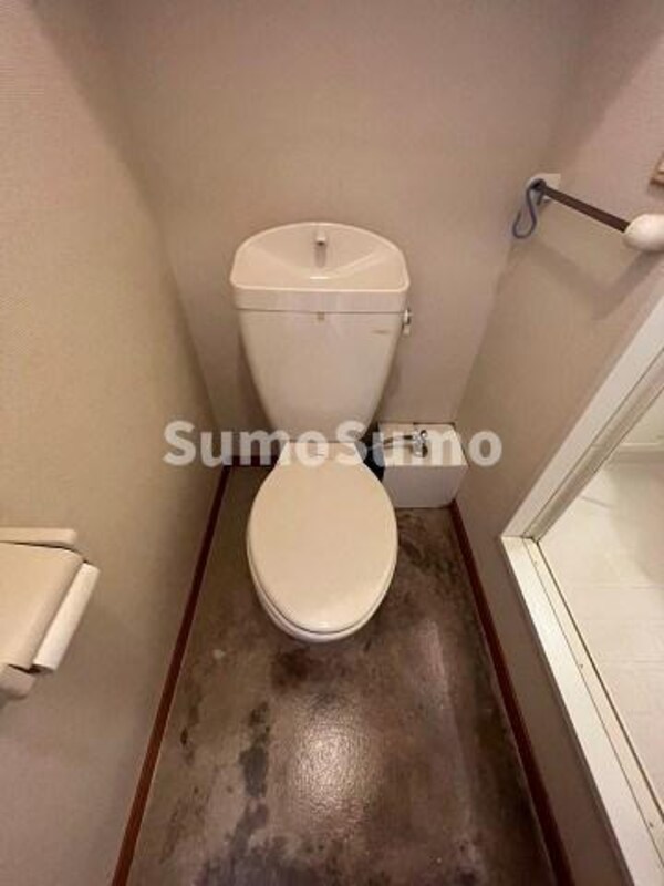 トイレ(落ち着いた色調のトイレです)
