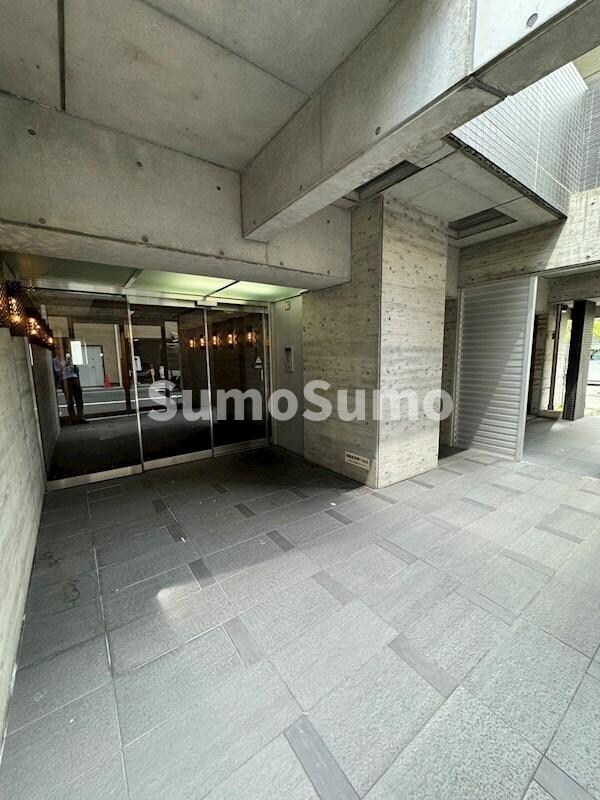 物件外観写真2　(ゆとりのあるエントランスです)