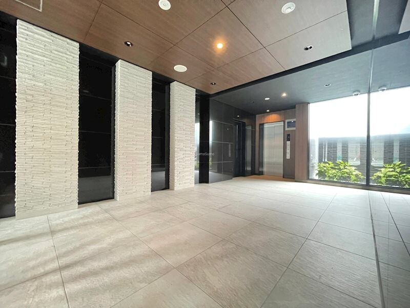 物件外観写真3　(落ち着いたロビーです)