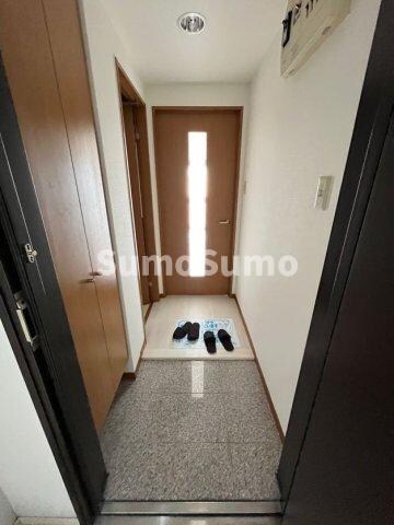 物件内観写真3　(収納もある玄関です)