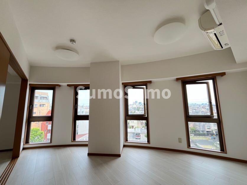 物件内観写真16　(こちらのリビングで趣味の時間をお楽しみください)