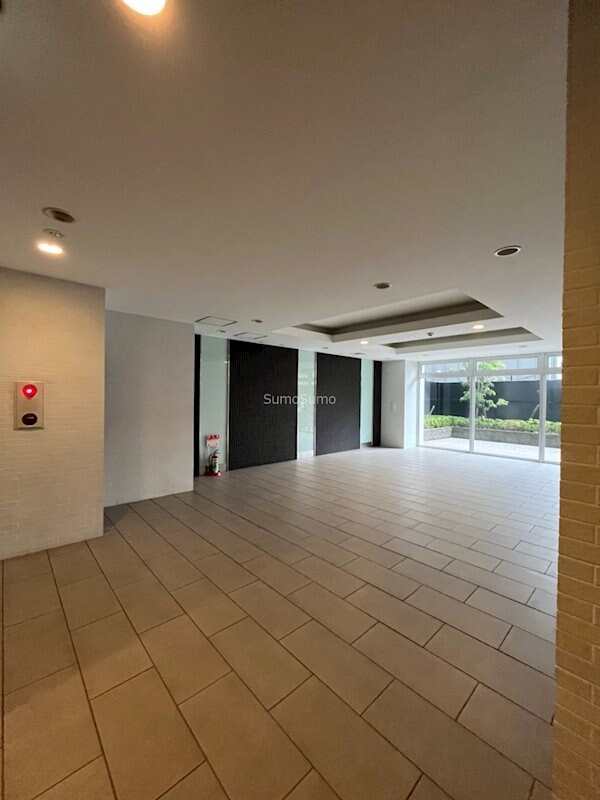 物件外観写真3　(清潔なロビーです)