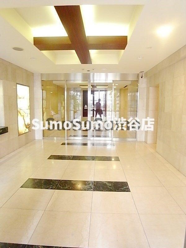 物件外観写真3　(落ち着いたロビーです)