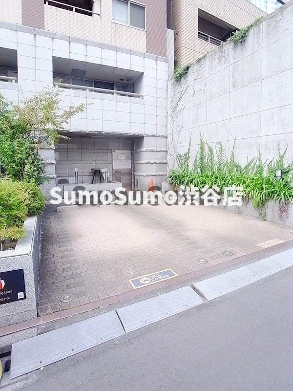 物件外観写真4　(車をお持ちの方に嬉しい駐車場付きの物件です)