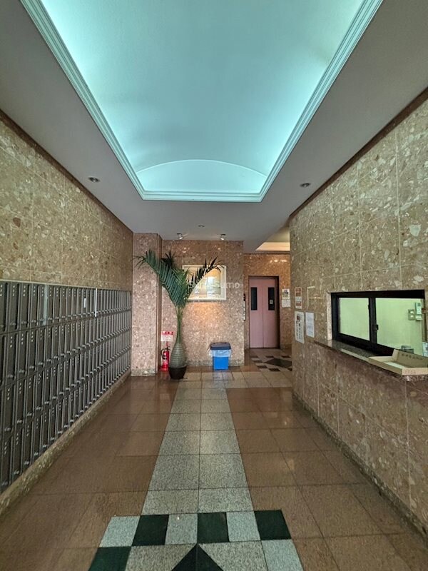 物件外観写真3　(落ち着いたロビーです)