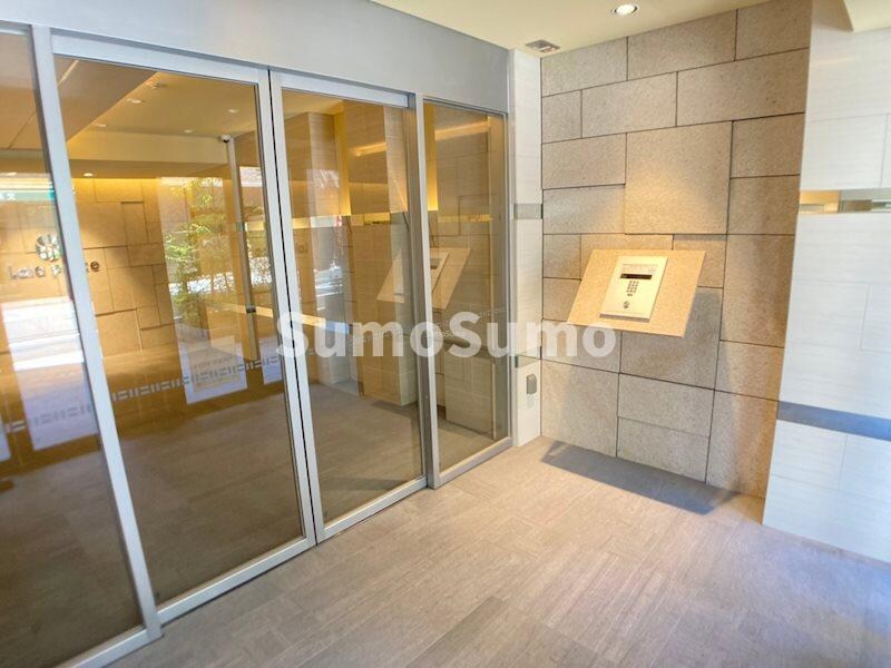 物件外観写真3　(エントランスです)