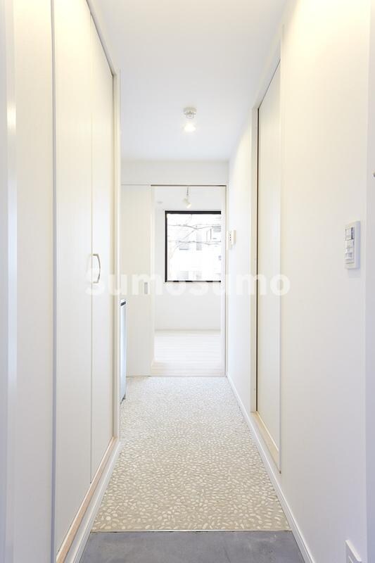 物件内観写真4　(ゆったりとした玄関です)