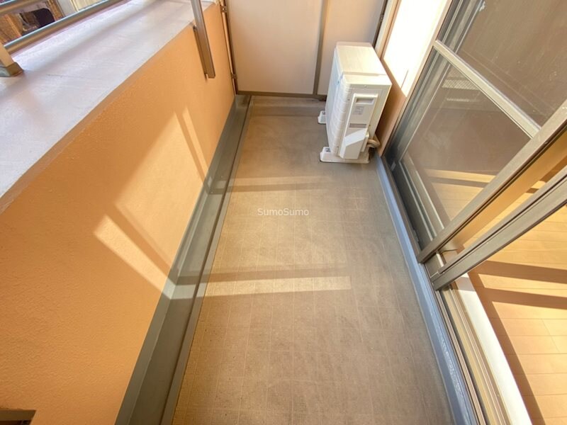 物件内観写真10　(開放的で明るい空間を演出してくれるバルコニーです)