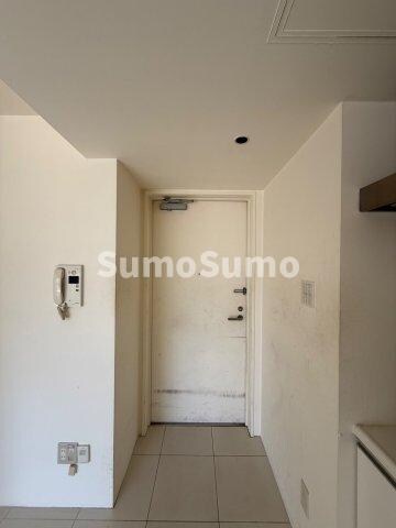 物件内観写真4　(ゆったりとした玄関です)