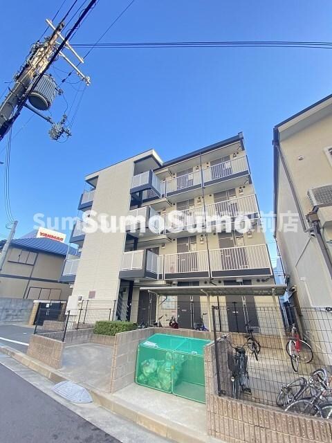 物件外観写真1　(外観は落ち着いています)