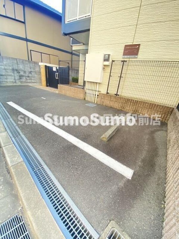 駐車場(駐車場に車を止められます)