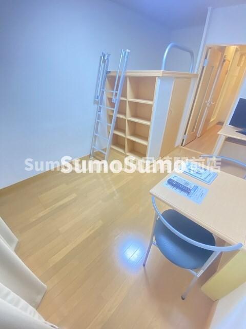 物件内観写真5　(こちらの居間で趣味の時間をお楽しみください)