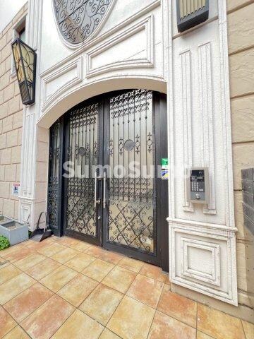 物件外観写真2　(清潔なエントランスです)