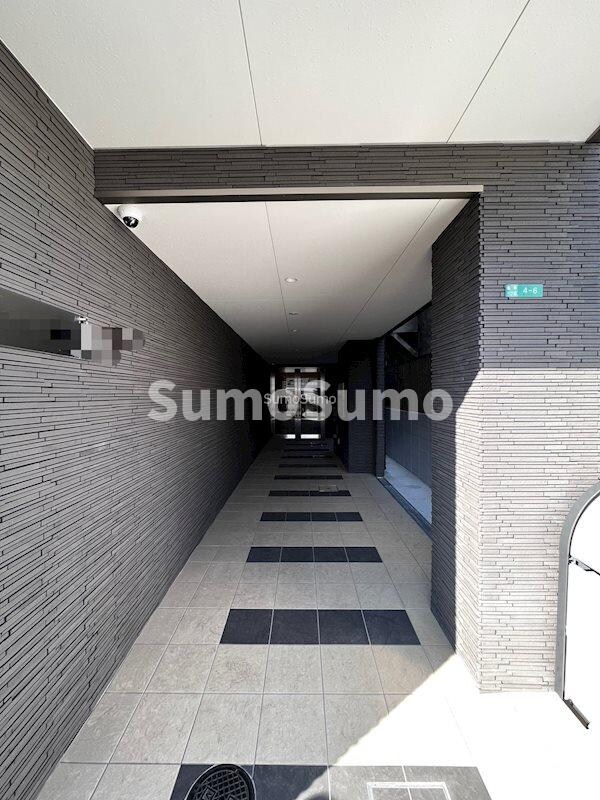 物件外観写真2　(ゆとりのあるエントランスです)