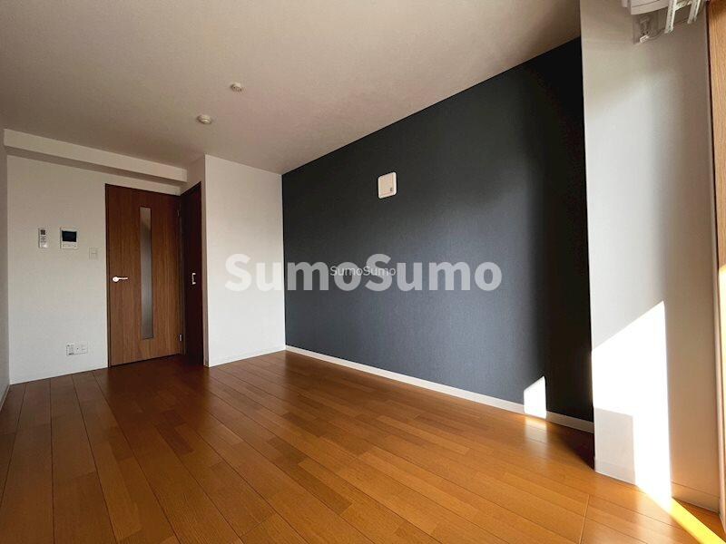 物件内観写真7　(落ち着いた色調の寝室です)