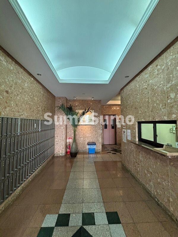 物件外観写真3　(落ち着いたロビーです)