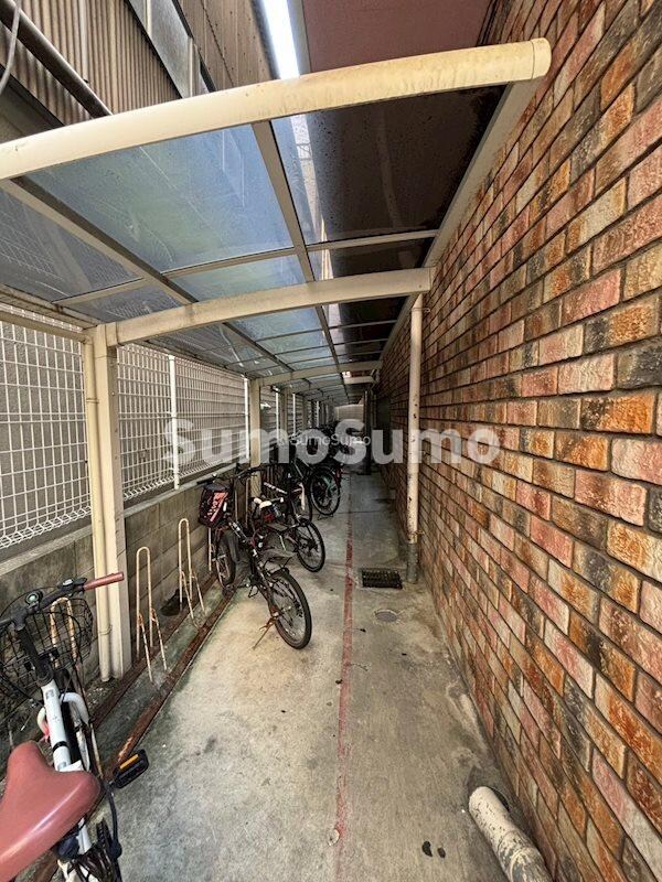 物件外観写真4　(駐車場があるので、車を買う予定の方も安心です)