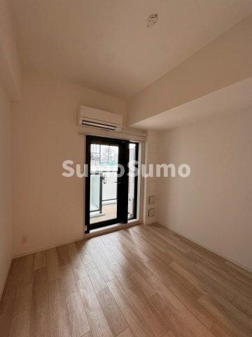 物件内観写真7　(落ち着いた色調の寝室です)