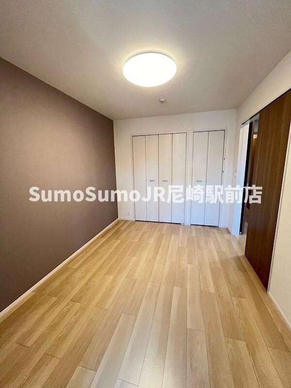 物件内観写真7　(落ち着いた色調の寝室です)