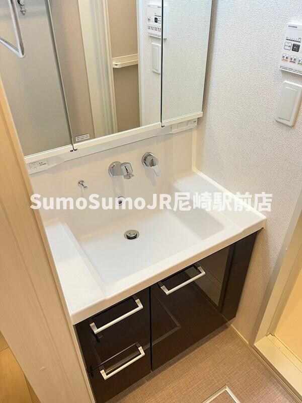 物件内観写真25　(明るい洗面所です)