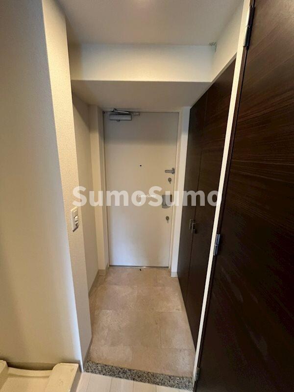 物件内観写真4　(明るい玄関です)