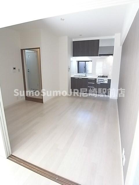 物件内観写真3　(こちらの居間で趣味の時間をお楽しみください)