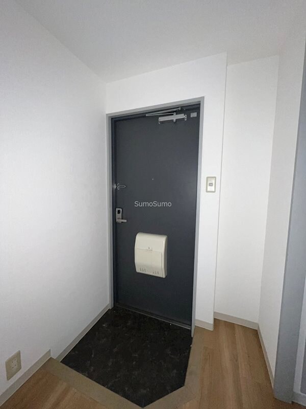 物件内観写真4　(ゆったりとした玄関です)