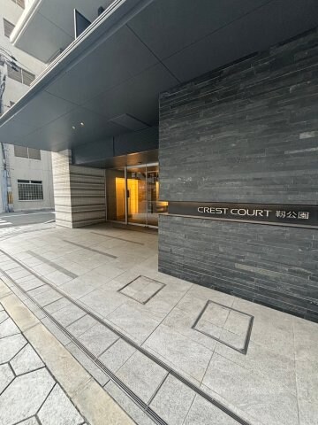 物件外観写真3　(落ち着いたエントランスです)