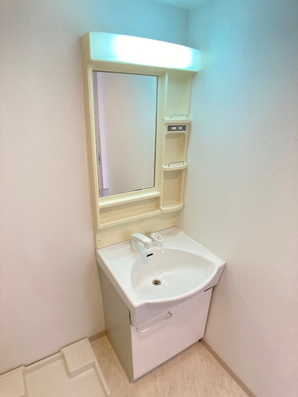 物件内観写真11　(広い洗面スペース)