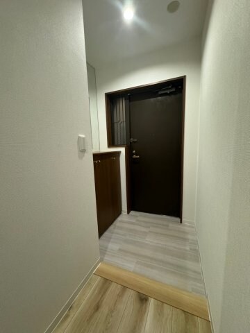 物件内観写真6　(明るい玄関です)