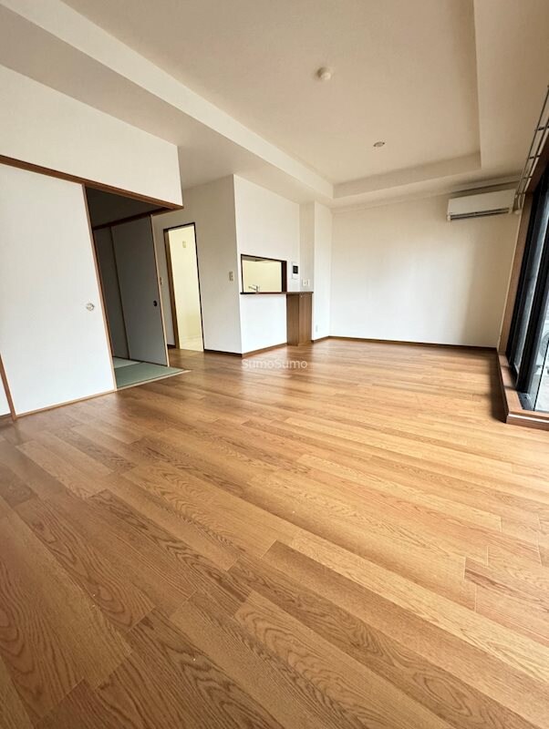 物件内観写真19　(ゆったりとした居間です)