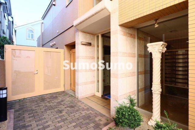 物件外観写真2　(落ち着いたエントランスです)