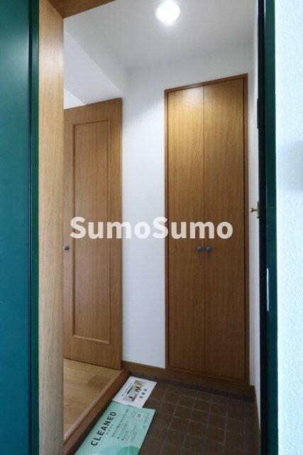 物件内観写真3　(ゆったりとした玄関です)